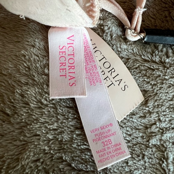 Victoria’s Secret very sexy bra - Picture 8 of 8